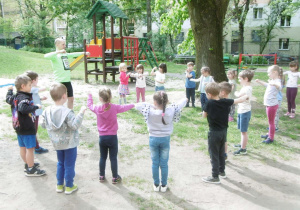 Żaczki podczas zajęć karate w ogrodzie przedszkolnym
