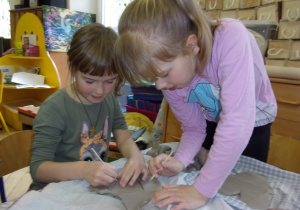 Juniorzy odrysowują kształt seca na rozwałkowanej glinie