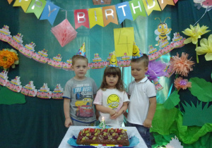 czterolatki przy cieście urodzinowym