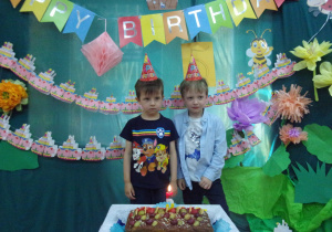 pięciolatki przy cieście urodzinowym
