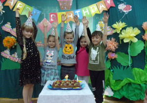 siedmiolatki przy cieście urodzinowym