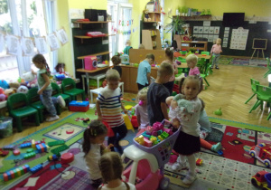 Tuptusie podczas zabawy w pierwszym dniu w przedszkolu