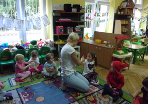 Tuptusie podczas zabawy w pierwszym dniu w przedszkolu