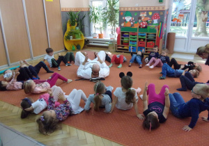zajęcia na sali gimnastycznej - grupa Żaczki