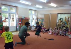 Juniorzy podczas zajęć Capoeira na sali gimnastycznej