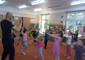 Juniorzy na sali gimnastycznej podczas zajęć z Tańca