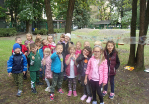 Juniorzy-zdjęcie grupowe w ogrodzie przedszkolnym