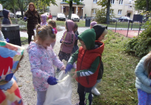 Juniorzy zbierają śmieci w okolicy przedszkola