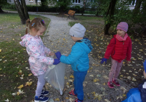Juniorzy zbierają śmieci w okolicy przedszkola