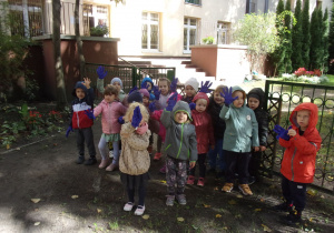 Smyki - zdjęcie grupowe w ogrodzie przedszkolnym