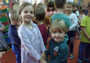 dzieci w parach tańczą na sali gimnastycznej