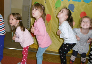 dzieci podczas zabawy tanecznej na sali gimnastycznej