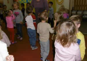 dzieci podczas zabawy tanecznej na sali gimnastycznej, w tle dekoracja z okazji Dnia Chłopca