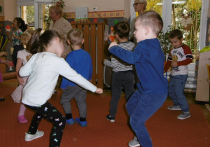 dzieci podczas zabawy tanecznaj na sali gimnastycznej