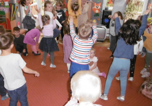dzieci podczas zabawy tanecznej na sali gimnastycznej