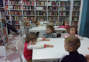 Tuptusie w bibliotece siedzą przy stole