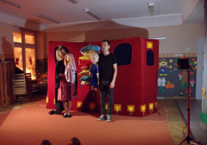 aktorzy teatru WidziMiSię podczas przedstawienia"Książniczka na ziarnku grochu"
