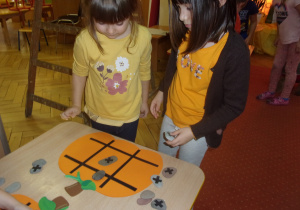 dziewczynki podczas gry w dyniowe kółko i krzyżyk