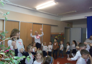 przedszkolaki śpiewają piosenki z okazji Święta Niepodległości