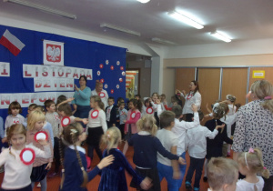przedszkolaki śpiewają piosenki z okazji Święta Niepodległości