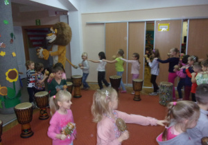 dzieci podczas zabawy z lwem na sali gimnstycznej
