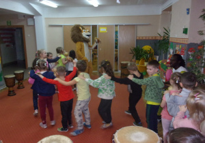 dzieci podczas zabawy z lwem na sali gimnstycznej