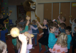 wspólne tańce z lwem na sali gimnastycznej