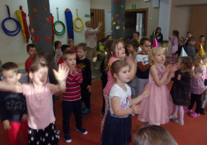 dzieci podczas zabawy urodzinowej - taniec na sali gimnastycznej