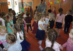 dzieci podczas zabawy urodzinowej - taniec na sali gimnastycznej