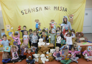 Smyki i Tuptusie - zdjęcie grupowe na tle dekoracji z okazji Dnia Misia