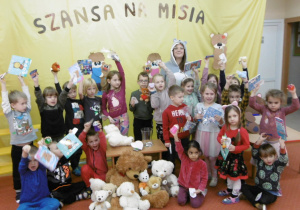 Juniorzy i Żaczki - zdjęcie grupowe na tle dekoracji z okazji Dnia Misia