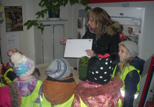 ciocia Ola tłumaczy dzieciom jaka jest droga listu