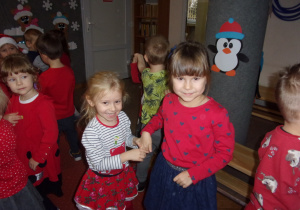 dzieci ubrane na czerwono podczas zabay mikołajkowej na sali gimnastycznej
