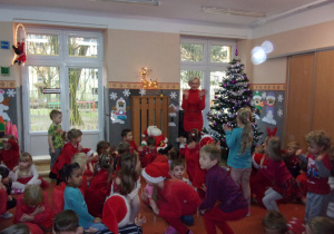 dzieci ubrane na czerwono podczas zabay mikołajkowej na sali gimnastycznej