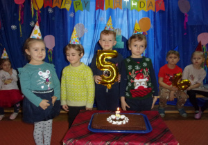 dzieci, które obchodzą piąte urodziny w grudniu
