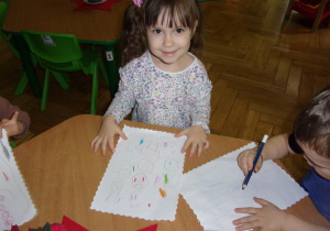 dziewczynka przygotowuje list do Św. Mikołaja