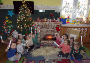 Tuptusie z przygotowanymi listami do Św. Mikołaja na tele dekoracji świątecznej