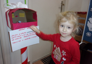 Smyki wkładają listy do Św. Mikołaja do specjalnie przygotowanej skrzynki