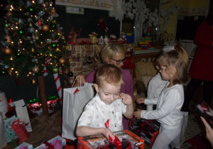 Tuptusie podczas wręczania prezentów