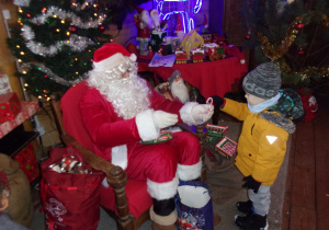 chłopiec rozmawia z Mikołajem