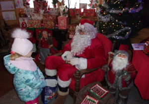 dziewczynka rozmawia z Mikołajem