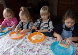 dziewczynki przygotowują świąteczne ciastka