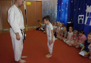 chłopiec odbiera dyplom ukończenia zajęć z karate tradycyjnego