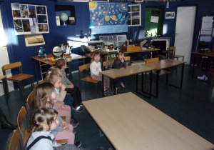 Tuptusie i Smyki w ławeczkach uczestniczą w eksperymentach w Centrum Zajęć Pozaszkolnych