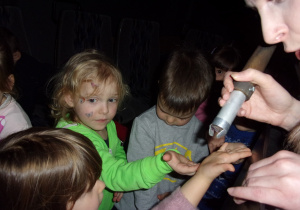 Tuptusie i Smyki uczestniczą w eksperymentach w Centrum Zajęć Pozaszkolnych