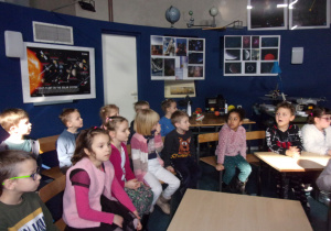 Juniorzy w ławeczkach podczas wykonywania eksperymentów w Centrum Zajęć Pozaszkolnych