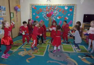 walentynkowe zabawy taneczne w Żaczkach - dzieci ubrane na czerwono