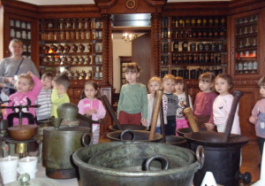 Tuptusie i Smyki - zdjęcie grupowe w Muzeum Farmacji