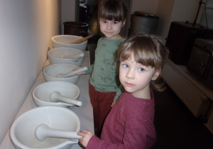 dwie dziewczynki w Muzeum Farmacji