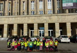 Żaczki - zdjęcie grupowe przed Teatrem Wielkim